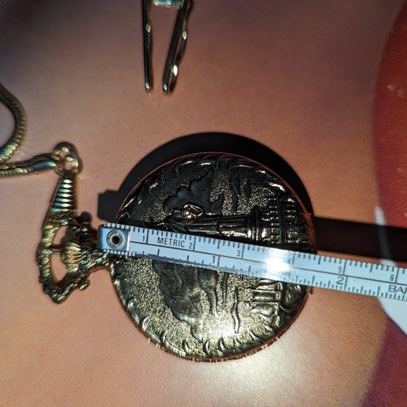 U.S Commemorative Pocket Watch Statue of Liberty Gold Tone New Battery 1883-1983 - Picture 5 of 5